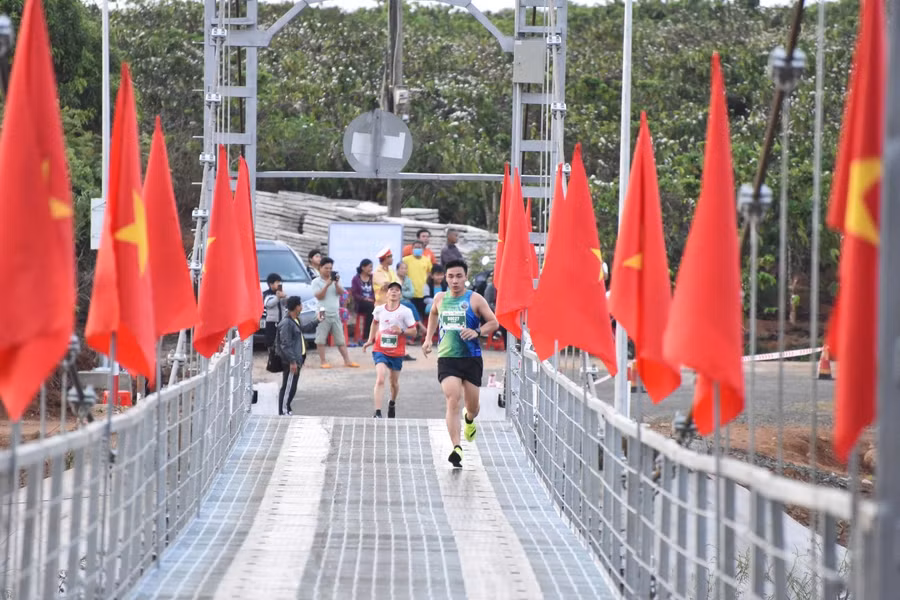 Các VĐV chạy qua cầu treo Biển Hồ