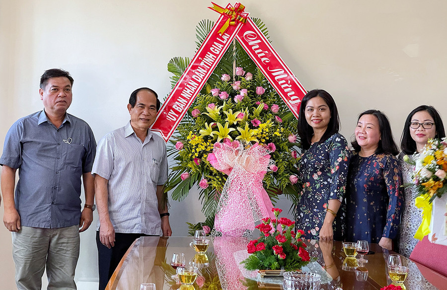 Lãnh đạo tỉnh chúc mừng cán bộ, hội viên Hội LHPN tỉnh nhân Ngày Quốc tế Phụ nữ 8-3. Ảnh: Hoàng Ngọc