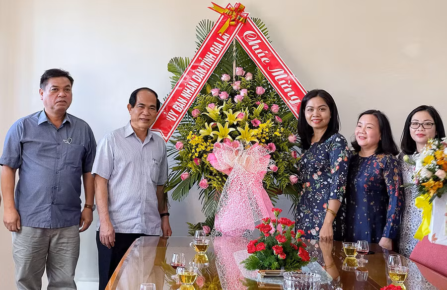 Lãnh đạo tỉnh chúc mừng cán bộ, hội viên Hội LHPN tỉnh nhân Ngày Quốc tế Phụ nữ 8-3. Ảnh: Hoàng Ngọc