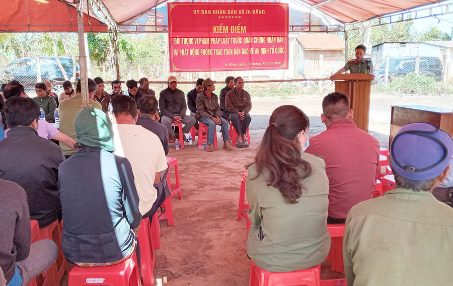 Công an huyện Chư Prông đưa các đối tượng có hành vi sai trái ra kiểm điểm trước dân. Ảnh: Nhật Hào