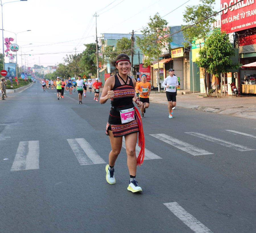 Một nữ vận động viên gây ấn tượng khi diện trang phục thổ cẩm tham gia chạy. Ảnh: Phương Duyên 5