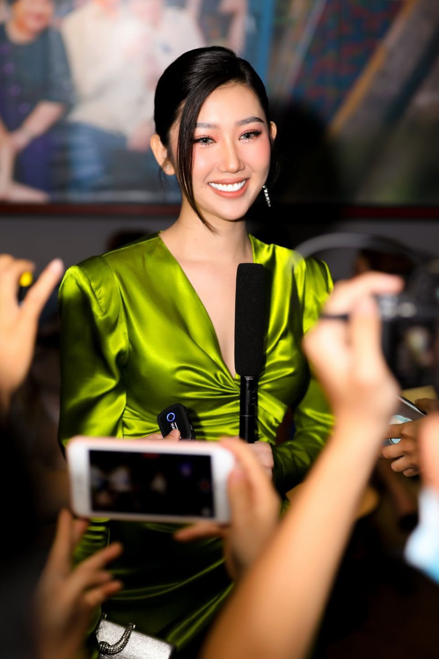 Bộ váy cắt xẻ gam màu xanh neon giúp cô nổi bật tại sự kiện. Đây cũng là lần xuất hiện hiếm hoi của Thúy Ngân sau thời gian tập trung lo cho các dự án riêng. Ảnh: NVCC.