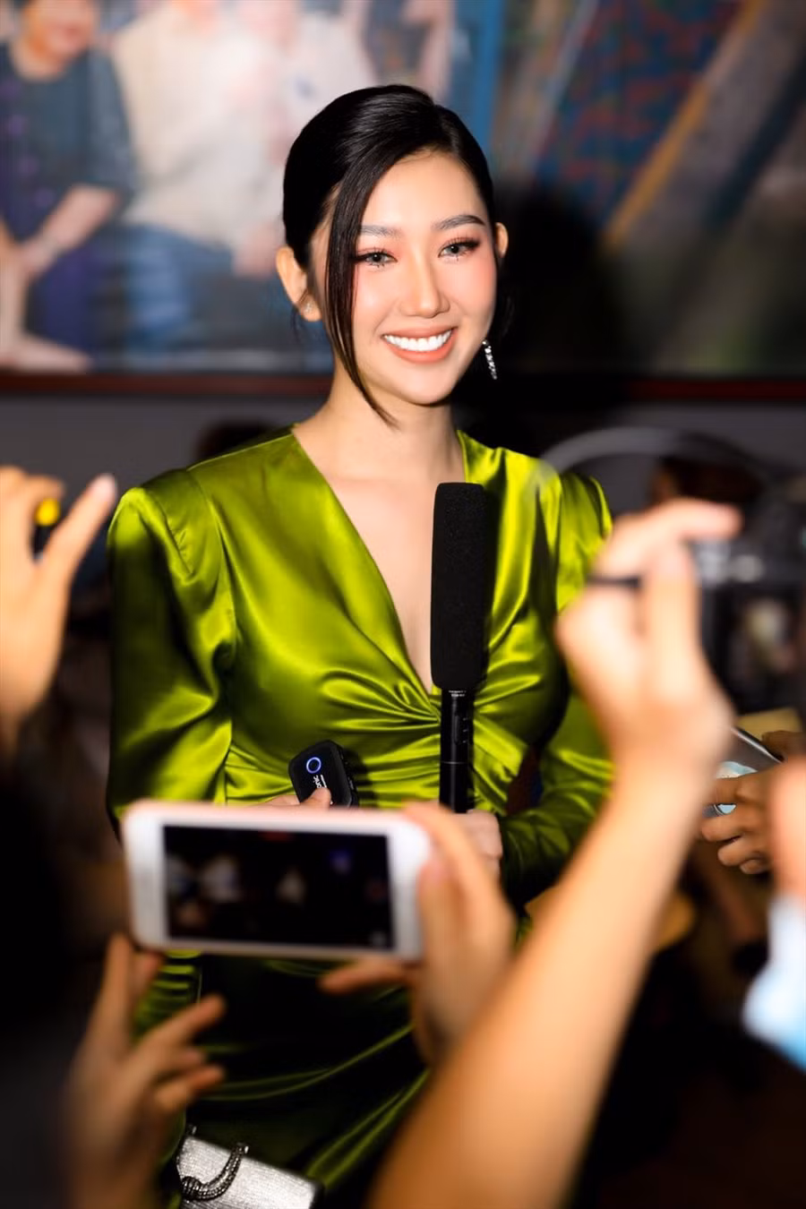 Bộ váy cắt xẻ gam màu xanh neon giúp cô nổi bật tại sự kiện. Đây cũng là lần xuất hiện hiếm hoi của Thúy Ngân sau thời gian tập trung lo cho các dự án riêng. Ảnh: NVCC.