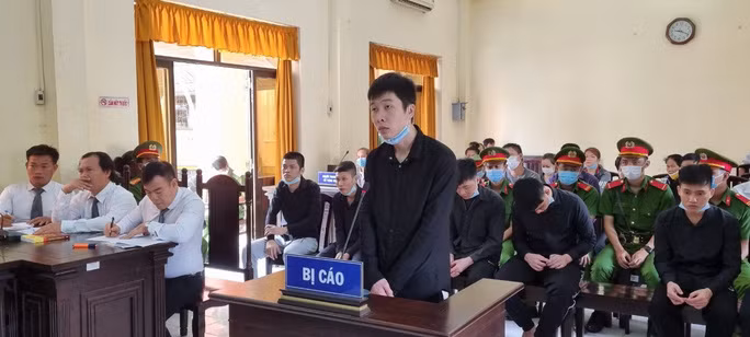 Bị cáo Tuấn là người dùng dao chém chết Tính, chém lìa cánh tay của Tòng lãnh án 13 năm tù