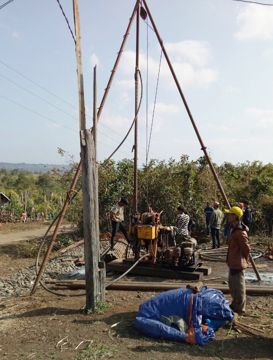 Khởi công công trình giếng khoan cộng đồng tại làng Dooch Ktu, xã Đê Ar. Ảnh: Hồng Ngọc Khởi công công trình giếng nước tại làng Dooch Ktu, xã Đê Ar. Ảnh: Hồng Ngọc