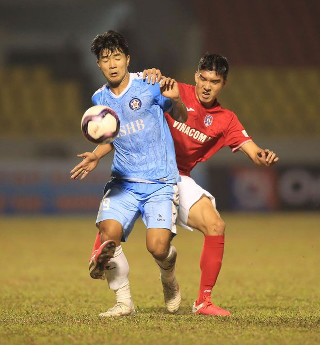 Hà Đức Chinh trong trận thắng Than Quảng Ninh - Ảnh: VPF Hà Đức Chinh trong trận thắng Than Quảng Ninh - Ảnh: VPF