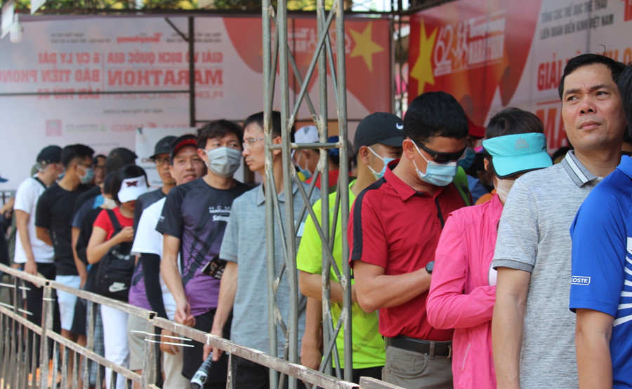 1. Hàng trăm VĐV xếp hàng vào nhận race kid-ảnh T.D