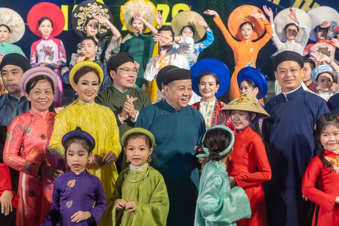 Lãnh đạo tỉnh Thừa Thiên - Huế cùng với người dân mặc áo dài tại Ngày hội áo dài Huế năm 2020 - Ảnh: Văn Thể Huế Lãnh đạo tỉnh Thừa Thiên - Huế cùng với người dân mặc áo dài tại Ngày hội áo dài Huế năm 2020 - Ảnh: Văn Thể Huế