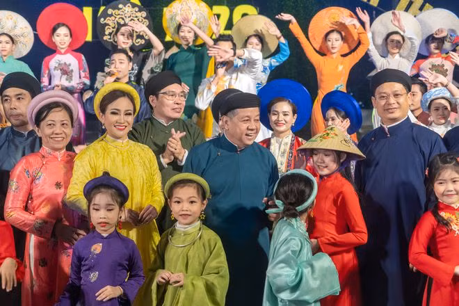  Lãnh đạo tỉnh Thừa Thiên - Huế cùng với người dân mặc áo dài tại Ngày hội áo dài Huế năm 2020 - Ảnh: Văn Thể Huế