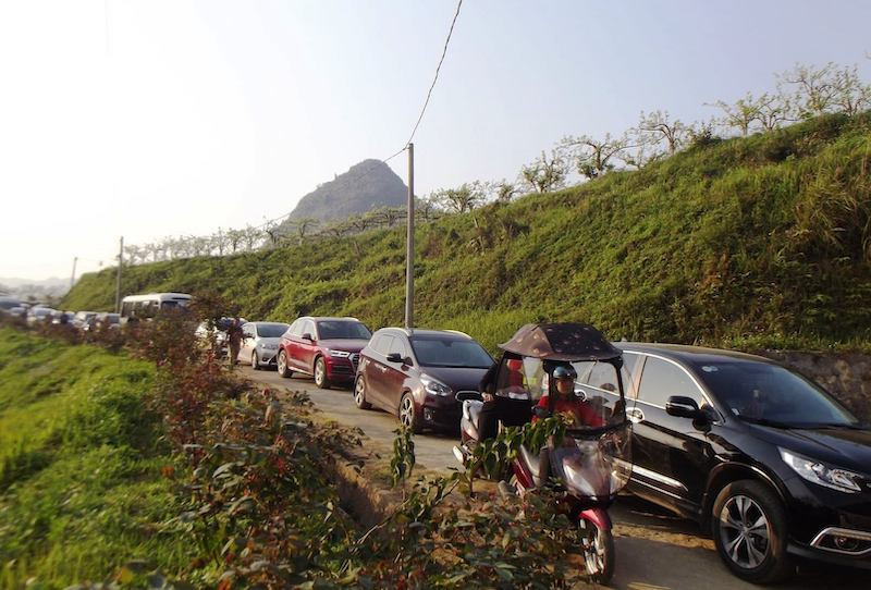  Xe nối đuôi nườm nượp đến Bắc Hà trong ngày nghỉ cuối tuấn, dịp 8-3.