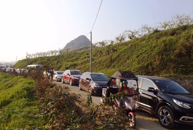  Xe nối đuôi nườm nượp đến Bắc Hà trong ngày nghỉ cuối tuấn, dịp 8-3.