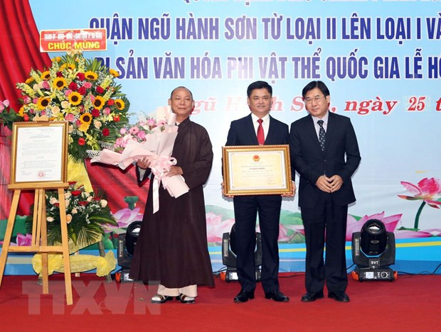 Ông Nông Quốc Thành, Phó Cục Trưởng Cục Di sản văn hóa (Bộ Văn hóa, Thể thao và Du lịch) trao Bằng chứng nhận Lễ hội Quán Thế Âm-Ngũ Hành Sơn là Di sản văn hóa phi vật thể quốc gia cho đại diện chính quyền và nhân dân quận Ngũ Hành Sơn. (Ảnh: Trần Lê Lâm/TTXVN)