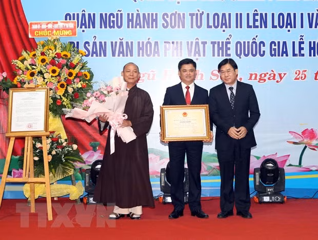 Ông Nông Quốc Thành, Phó Cục Trưởng Cục Di sản văn hóa (Bộ Văn hóa, Thể thao và Du lịch) trao Bằng chứng nhận Lễ hội Quán Thế Âm-Ngũ Hành Sơn là Di sản văn hóa phi vật thể quốc gia cho đại diện chính quyền và nhân dân quận Ngũ Hành Sơn. (Ảnh: Trần Lê Lâm/TTXVN)