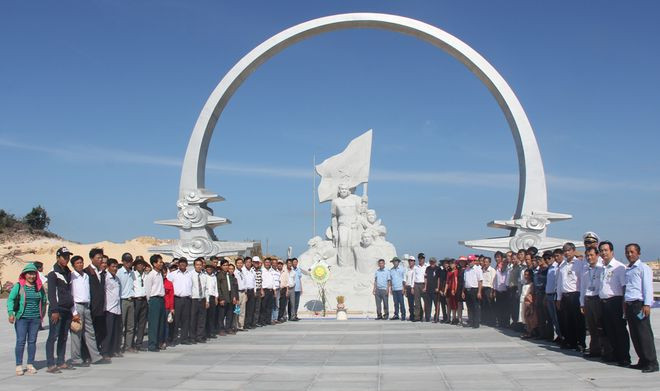 Các cựu binh Trường Sa viếng Khu lưu niệm Gạc Ma tại bán đảo Cam Ranh