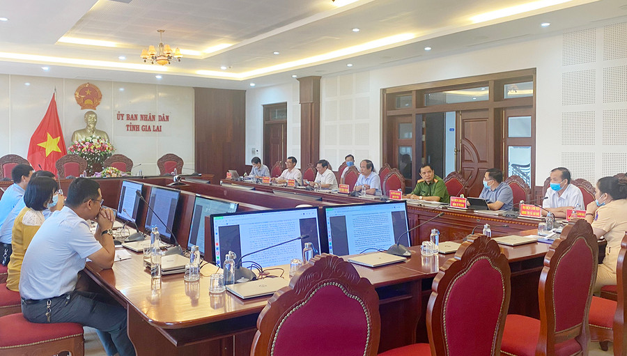  Lãnh đạo tỉnh và các Sở, ngành làm việc với Công ty cổ phần Cảng Quy Nhơn bàn giải pháp tháp gỡ khó khăn liên quan đến việc vận chuyển các thiết bị của các dự án điện giớ trên địa bàn tỉnh. Ảnh: Minh Nguyễn