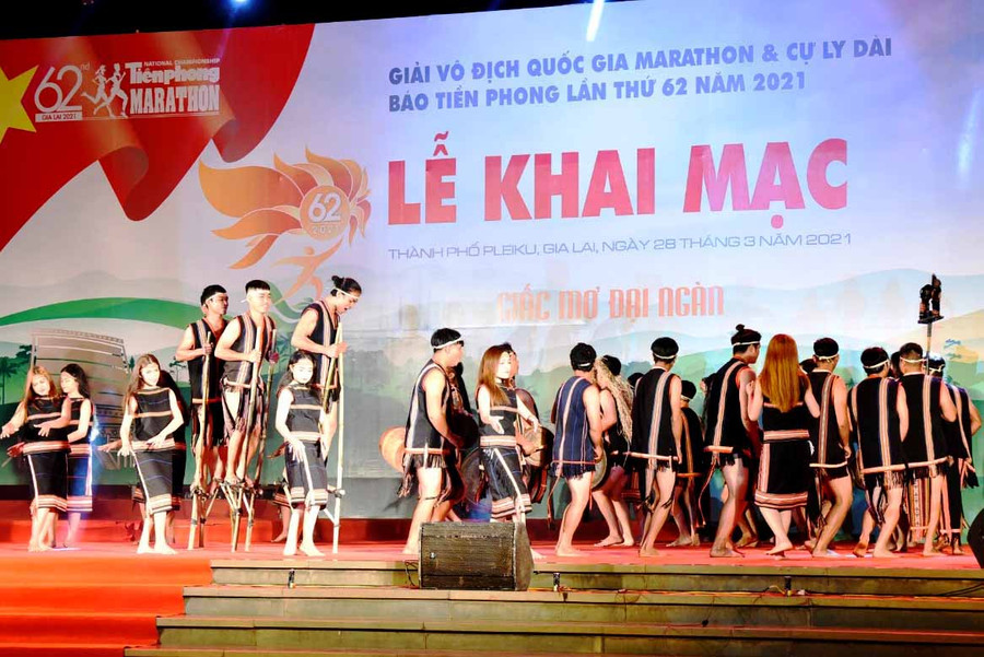 Đoàn nghệ nhân công chiêng Làng Pleiku Ró. Ảnh Đức Thụy