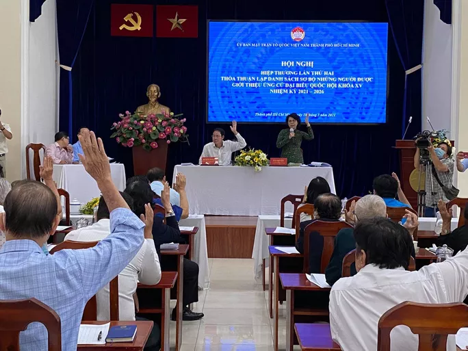 Các đại biểu biểu quyết thông qua danh sách ứng cử Đại biểu Quốc hội