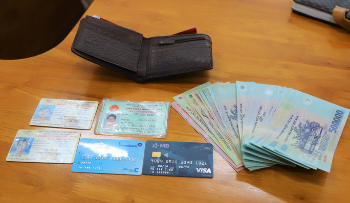 Số tiền và toàn bộ giấy tờ được giao trả người mất.  Số tiền và toàn bộ giấy tờ được giao trả người mất.