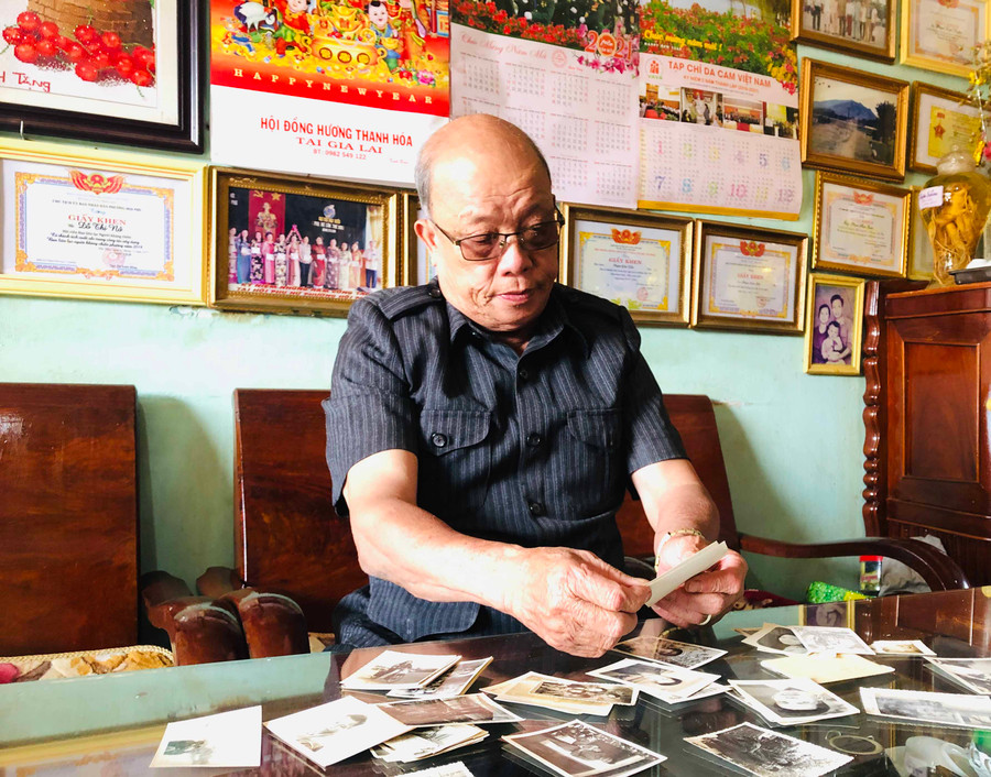 Cựu chiến binh Phạm Kim Xuân vẫn còn lưu giữ hình ảnh của đồng đội Trung đoàn 95. Ảnh P.L