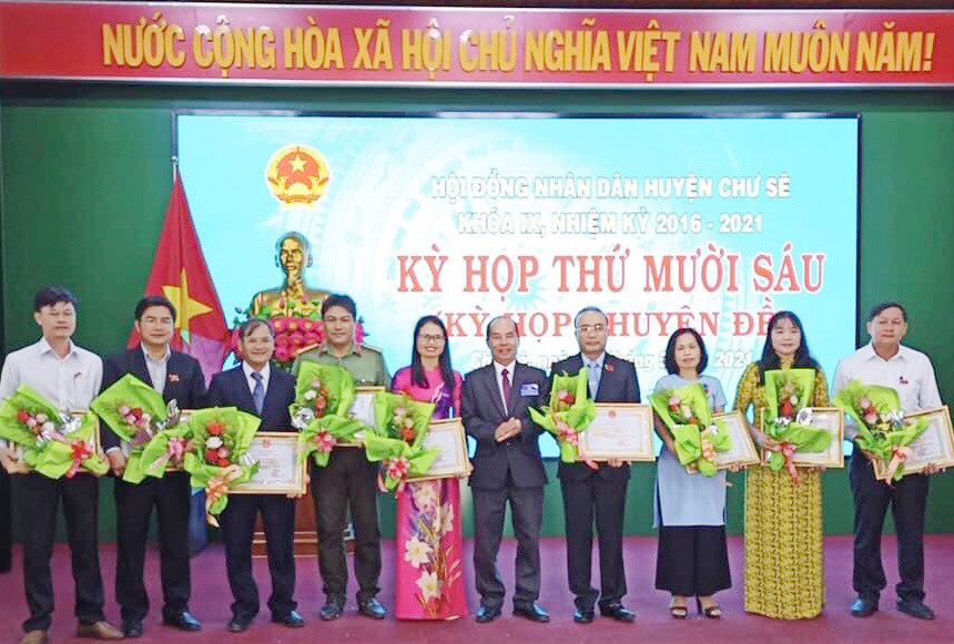 Các cá nhân có thành tích xuất sắc trong công tác tổ chức và hoạt động của HĐND huyện Chư sê khóa IX được UBND huyện Chư Sê khen thưởng. Ảnh: Minh Nguyễn Các cá nhân có thành tích xuất sắc trong công tác tổ chức và hoạt động của HĐND huyện Chư sê khóa IX được UBND huyện Chư Sê khen thưởng