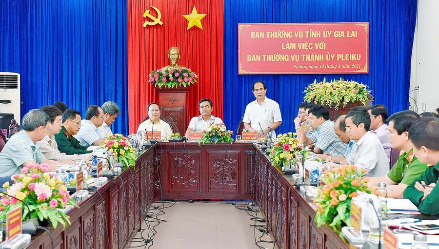 Chủ tịch UBND tỉnh Võ Ngọc Thành phát biểu tại buổi làm việc của Ban Thường vụ Tỉnh ủy với Ban Thường vụ Thành ủy Pleiku. Ảnh: Đức Thụy