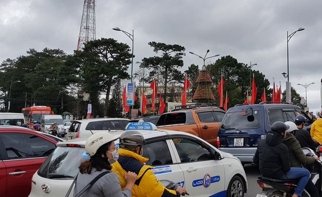 Ùn tắc giao thông là nỗi ám ảnh của người dân Đà Lạt trong mùa du lịch cao điểm - ẢNH: LÂM VIÊN Ùn tắc giao thông là nỗi ám ảnh của người dân Đà Lạt trong mùa du lịch cao điểm - ẢNH: LÂM VIÊN