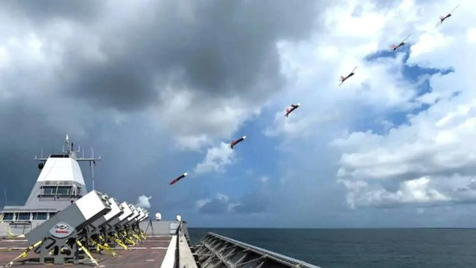 Hình ảnh máy bay không người lái Coyote Block 1 phóng từ tàu. Ảnh: Tập đoàn Raytheon