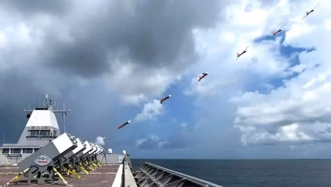 Hình ảnh máy bay không người lái Coyote Block 1 phóng từ tàu. Ảnh: Tập đoàn Raytheon
