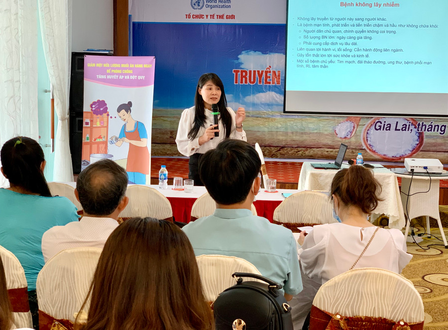 Tiến sĩ Ngô Thị Hải Vân (Viện Vệ sinh dịch tễ Tây Nguyên) khuyến cáo giảm ăn muối phòng-chống bệnh tật tại Hội thảo tru yền thông về bệnh không lây nhiễm, giảm ăn muối và Covid-19 tổ chức tại TP.Pleiku ngày 19-3 vừa qua. Ảnh: Như Nguyện