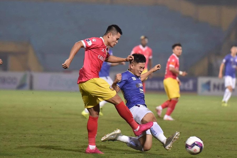 Huấn luyện viên Chu Đình Nghiêm chưa hài lòng về màn trình diễn của câu lạc bộ Hà Nội. Ảnh: Minh Hiếu