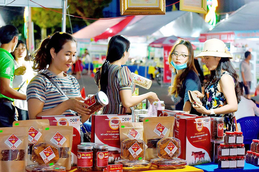 Du khách thích thú với những sản phẩm đặc sản của Gia Lai. Ảnh: Đức Thụy