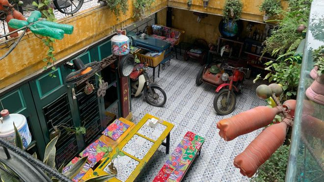 Quán cà phê dù được làm bằng vỏ chai nhựa, lốp xe rất độc đáo, lạ mắt. ẢNH KHÁNH HUYỀN