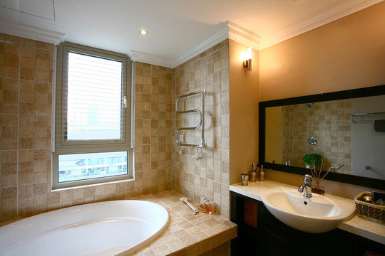 Nhà vệ sinh nên có mặt thoáng ở khu đặt bồn tắm. Ảnh: Hà Thành.