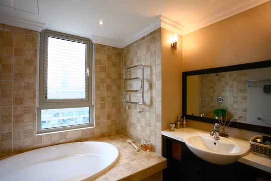 Nhà vệ sinh nên có mặt thoáng ở khu đặt bồn tắm. Ảnh: Hà Thành.