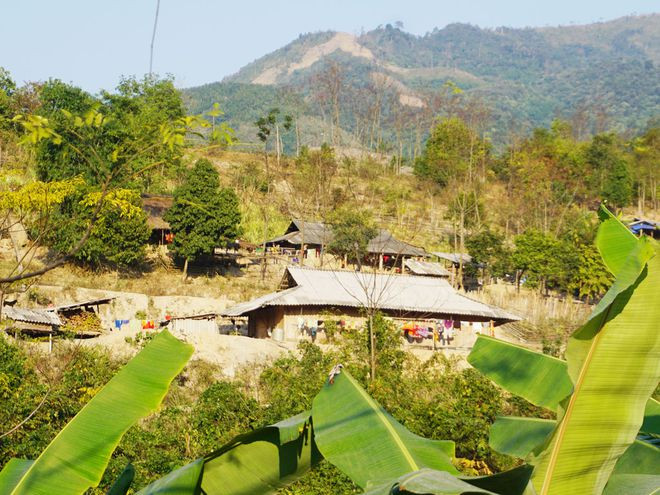 Mong rằng đôi chân của thầy giáo Sùng A Chai sẽ mãi vững chãi để nâng bước những đứa trẻ ở Tà Cóm thoát khỏi đói nghèo, ma túy