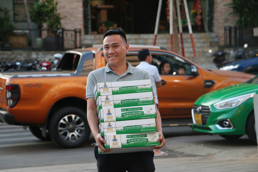 Người dân rất phấn khởi khi được giao lưu và gửi những phần quà để ông Hải trao cho các em nhỏ có hoàn cảnh khó khăn. Ảnh: Quang Tấn