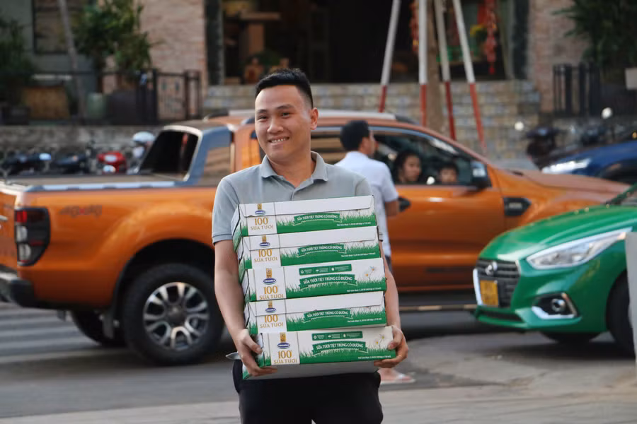 Người dân rất phấn khởi khi được giao lưu và gửi những phần quà để ông Hải trao cho các em nhỏ có hoàn cảnh khó khăn. Ảnh: Quang Tấn