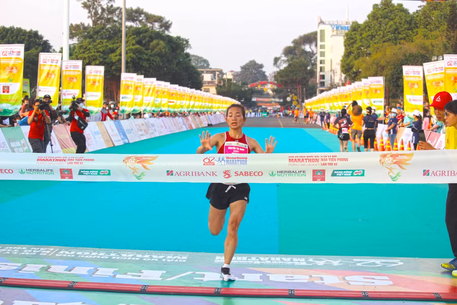 VĐV Nguyễn Thị Oanh cán đích nội dung 5k nữ tuyển. Ảnh: Thiên Di