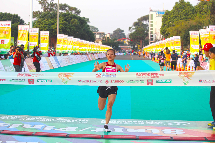 VĐV Nguyễn Thị Oanh cán đích nội dung 5k nữ tuyển. Ảnh: Thiên Di