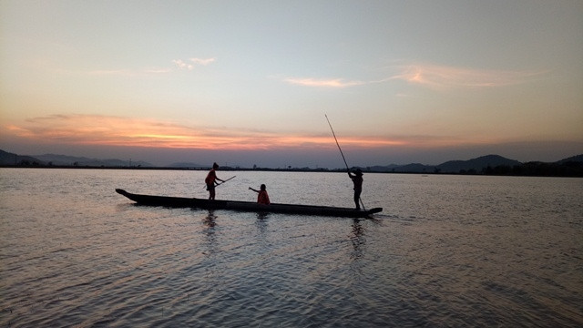 Người dân M’nông R’lâm đi rẫy về trên chiếc thuyền độc mộc. Người dân M’nông R’lâm đi rẫy về trên chiếc thuyền độc mộc/ https://dulich.petrotimes.vn