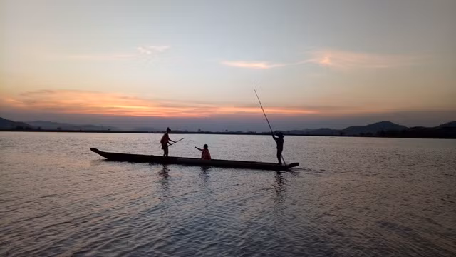  Người dân M’nông R’lâm đi rẫy về trên chiếc thuyền độc mộc/ https://dulich.petrotimes.vn
