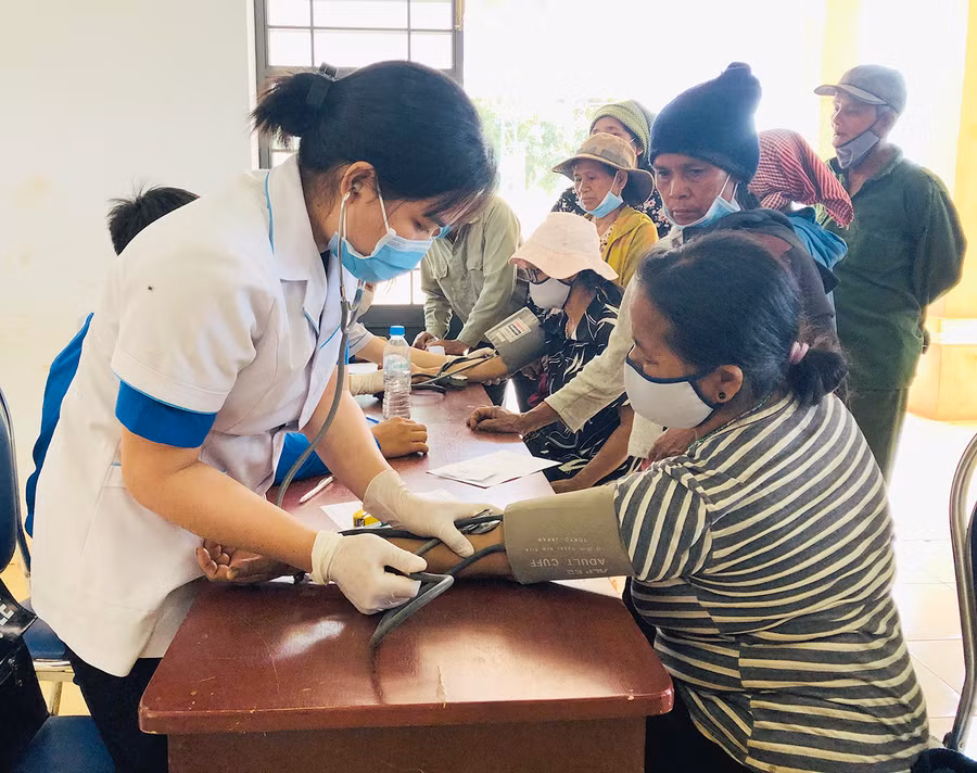 Các y-bác sĩ thuộc Câu lạc bộ Thầy thuốc trẻ tỉnh khám bệnh cho người dân. Ảnh: Phan Lài