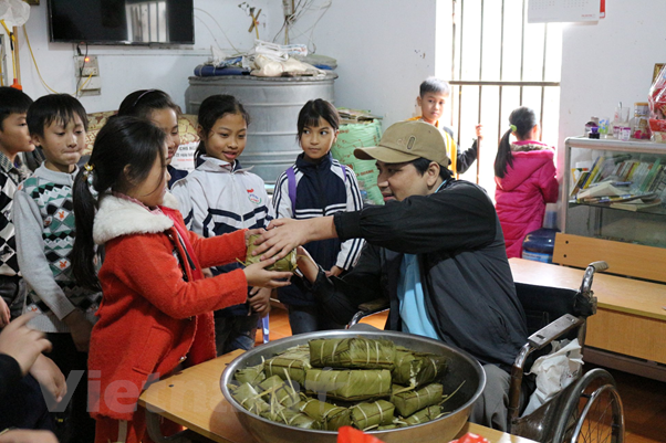 Mỗi năm, anh Trường đều tổ chức các hoạt động thiện nguyện 'Tết ấm yêu thương' vận động mọi người khuyên góp, tặng bánh trưng cho học sinh nghèo đón Tết. (Ảnh: Nhân vật cung cấp)