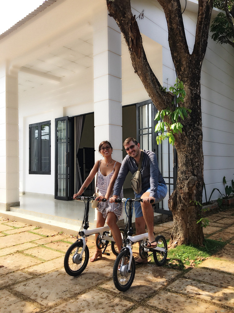 Du khách nước ngoài trải nghiệm tại Hani House, TP. Pleiku (ảnh nhân vật cung cấp).