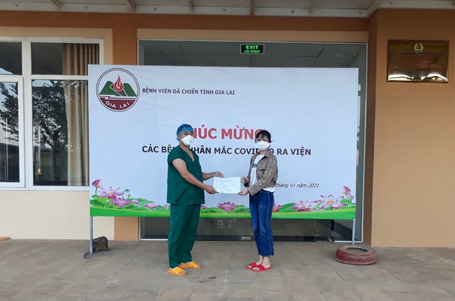  Bệnh nhân 2075 nhận quyết định hoàn thành thời gian cách ly y tế và giấy ra viện. Ảnh: Như Nguyện