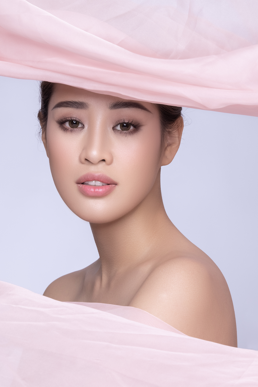 Bộ ảnh được Khánh Vân thực hiện trong giai đoạn chạy nước rút chuẩn bị cho Miss Universe lần thứ 69, diễn ra tháng 5 tại Mỹ. Ở thời điểm này, Khánh Vân tập trung hoàn thiện các kỹ năng, cũng như hoàn tất mọi sự chuẩn bị, sẵn sàng cho Miss Universe. Ảnh: MU.