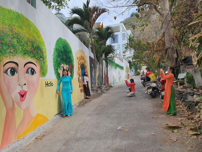 Khách đến chụp hình tại hẻm tranh bích họa - Ảnh: Nguyễn Long