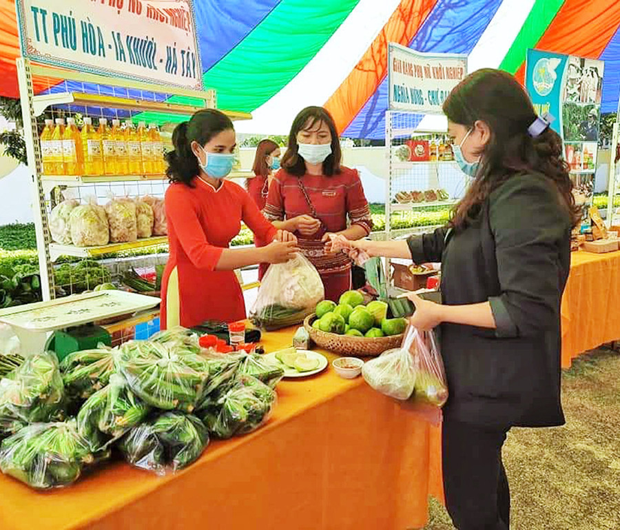 Hội LHPN huyện Chư Pah trung bày sản phẩm khởi nghiệp của phụ nữ nhân 8-3.