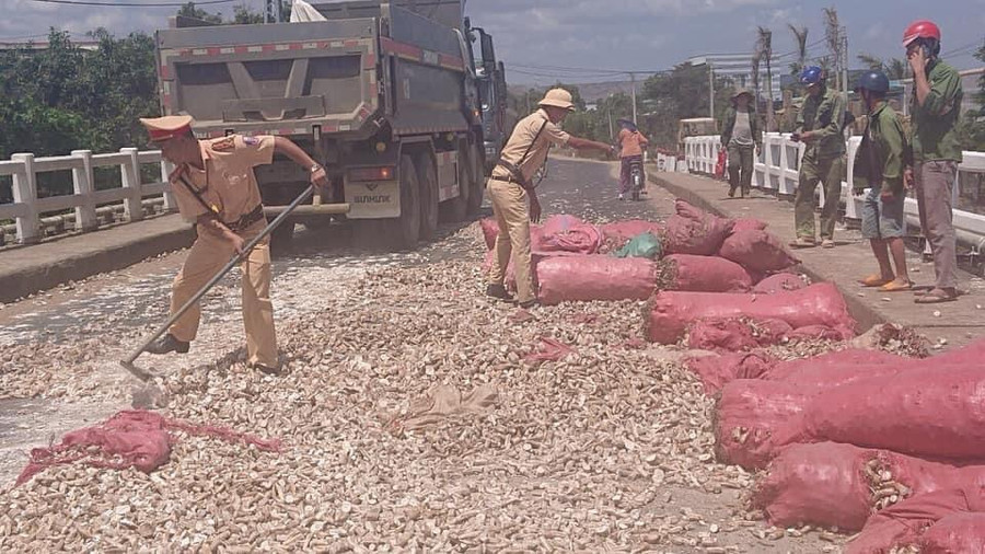 Hình ảnh đẹp của lực lượng Cảnh sát Giao thông được lan truyền trên mạng xã hội Facebook