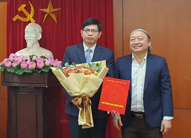 PGS.TS Nguyễn Đức Luận - Trưởng ban Quản lý khoa học, Học viện Báo chí và Tuyên truyền (bên trái) giữ chức vụ Phó Vụ trưởng Vụ Lý luận chính trị, Ban Tuyên giáo Trung ương. Ảnh: Phạm Cường